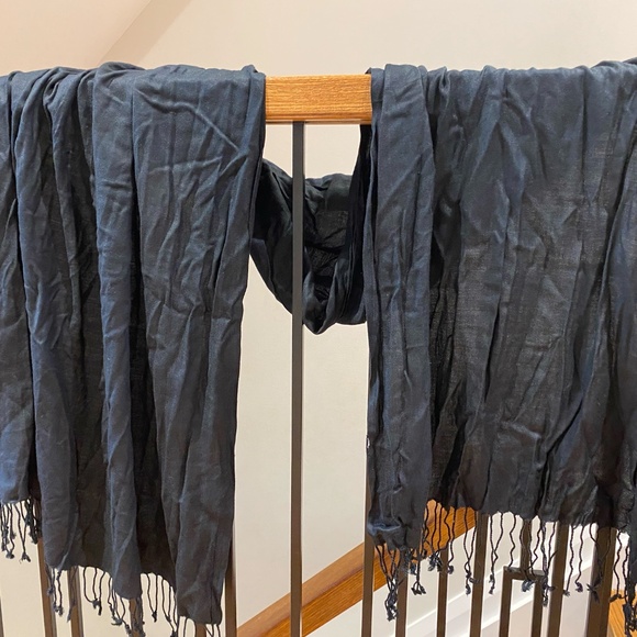 Black scarf/shawl - Picture 2 of 3